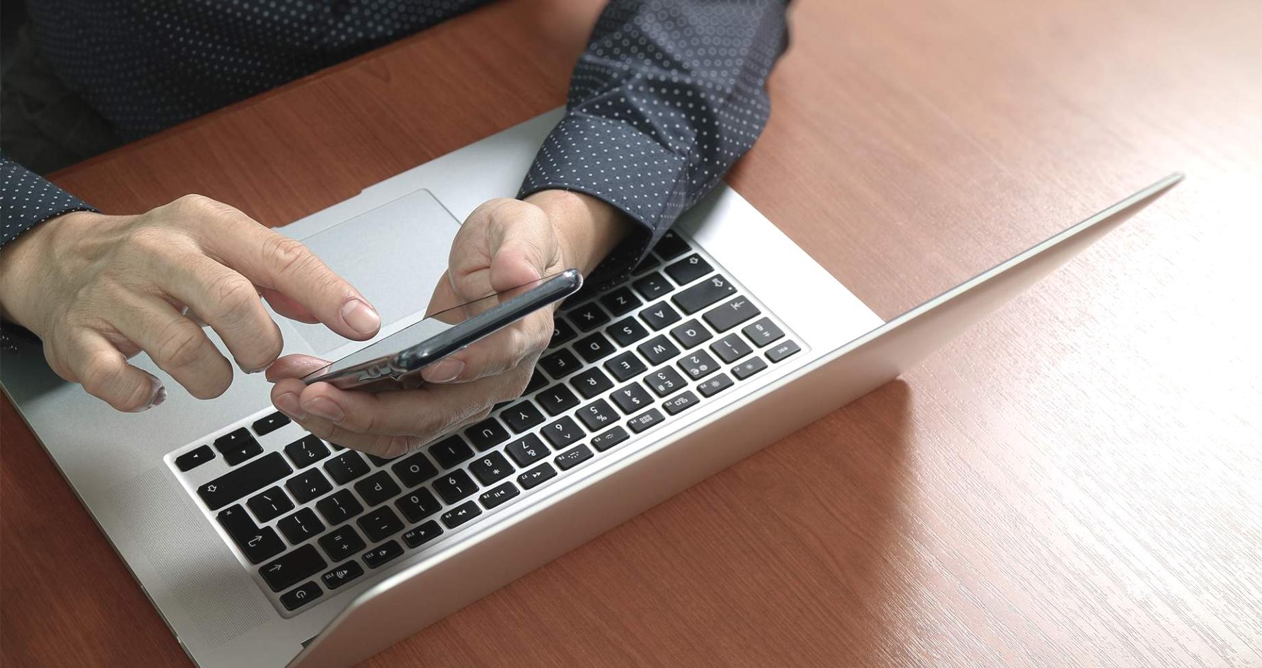 Estudiante trabajando en proyecto práctico